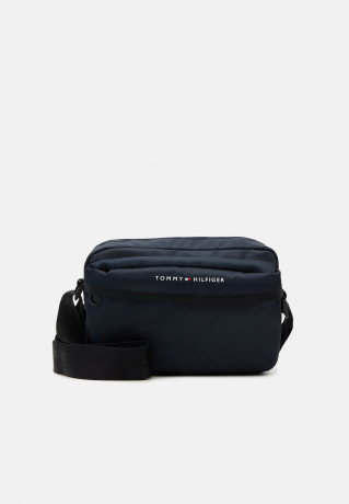 Tommy Hilfiger SKYLINE CAMERA BAG UNISEX Across body bag space blue SKYLINE CAMERA BAG UNISEX Сумка через плечо космический синий