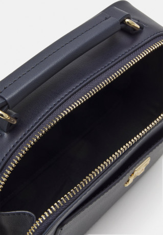 Tommy Hilfiger ICONIC TRUNK Across body bag space blue ICONIC TRUNK Сумка через плечо космический синий