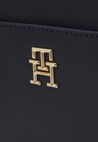 Tommy Hilfiger ICONIC TRUNK Across body bag space blue ICONIC TRUNK Сумка через плечо космический синий