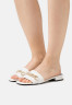 Tommy Hilfiger CHAIN FEMININE FLAT Mules ecru CHAIN ????FEMININE FLAT Мюли экрю