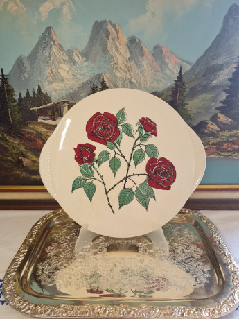 Блюдо винтажное Staffel Limburg, белый фарфор с декором из красных роз, 24 x 1,5 см, Германия, 1960-70гг.