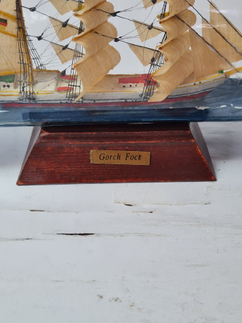 Бутылка стеклянная винтажная с моделью парусника внутри, стекло, дерево, 18 х 11 см, Германия, 1960-70гг.