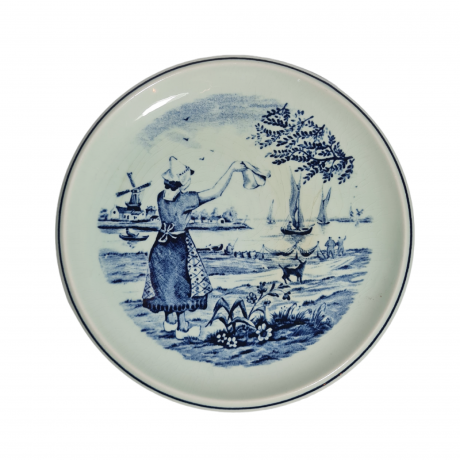Тарелка декоративная винтажная Delft / Boch "Женщина, провожающая лодки", фарфор, 16.5 см, Нидерланды, 1970-80гг.