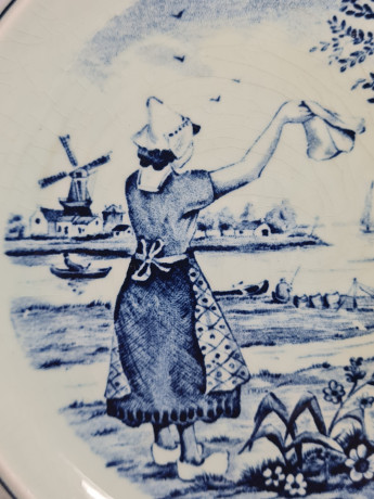 Тарелка декоративная винтажная Delft / Boch "Женщина, провожающая лодки", фарфор, 16.5 см, Нидерланды, 1970-80гг.