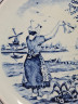Тарелка декоративная винтажная Delft / Boch "Женщина, провожающая лодки", фарфор, 16.5 см, Нидерланды, 1970-80гг.