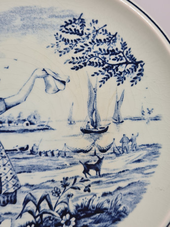 Тарелка декоративная винтажная Delft / Boch "Женщина, провожающая лодки", фарфор, 16.5 см, Нидерланды, 1970-80гг.
