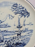 Тарелка декоративная винтажная Delft / Boch "Женщина, провожающая лодки", фарфор, 16.5 см, Нидерланды, 1970-80гг.