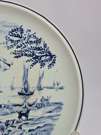 Тарелка декоративная винтажная Delft / Boch "Женщина, провожающая лодки", фарфор, 16.5 см, Нидерланды, 1970-80гг.
