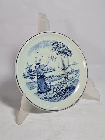 Тарелка декоративная винтажная Delft / Boch "Женщина, провожающая лодки", фарфор, 16.5 см, Нидерланды, 1970-80гг.