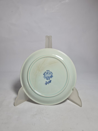 Тарелка декоративная винтажная Delft / Boch "Женщина, провожающая лодки", фарфор, 16.5 см, Нидерланды, 1970-80гг.