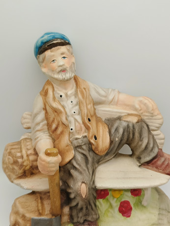 Статуэтка винтажная большая Capodimonte "Дровосек с топором на лавочке", фарфор, 21 х 20.5 см, Италия, 1960-70гг.