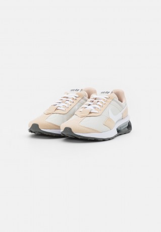 Nike Sportswear W AIR MAX PRE DAY NN Sneaker low light bone/white sanddrift/iron grey/metallic silver W AIR MAX PRE DAY NN Низкие кроссовки женские светлая кость/белый песок/серый металлик/серебристый металлик
