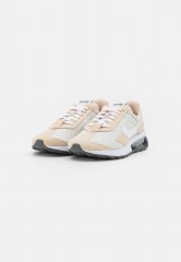 Nike Sportswear W AIR MAX PRE DAY NN Sneaker low light bone/white sanddrift/iron grey/metallic silver W AIR MAX PRE DAY NN Низкие кроссовки женские светлая кость/белый песок/серый металлик/серебристый металлик