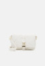 Tommy Hilfiger FLOW FLAP CROSSOVER Across body bag weathered white FLOW FLAP CROSSOVER — Сумка через плечо выветрившийся белый