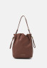 Tommy Hilfiger LUXE BUCKET BAG Handbag tan СУМКА LUXE BUCKET BAG Сумка загар
