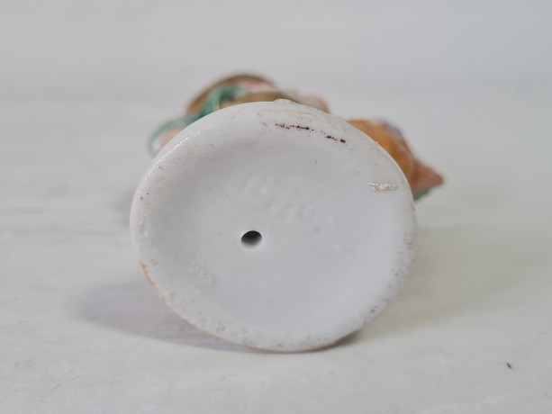 Статуэтка винтажная Thuringen "Мальчик в шляпе с корзинкой", фарфор, 11 см, Германия, 1960-70гг.