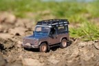 TOMY Muddy Land Rover Defender (1:32) Грязный Land Rover Defender (1:32)