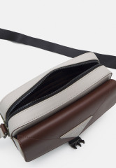 Tommy Hilfiger MODERN CAMERA BAG UNISEX Across body bag stone MODERN CAMERA BAG UNISEX Сумка через плечо камни