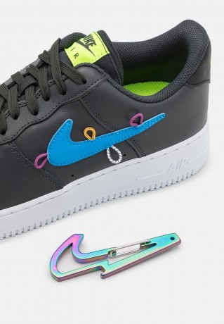 Nike Sportswear AIR FORCE 1 #x27;07 PRM UNISEX Sneaker low dark smoke grey/photo blue/volt/multi-color/white AIR FORCE 1 #x27;07 PRM UNISEX Низкие кроссовки женские темный дымчато-серый/фотосиний/вольтовый/многоцветный/белый