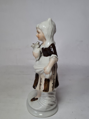 Фарфорвая статуэтка "Дама в бело-коричневом платье с цветком на руке", 17 x 7 см, Германия, 1960-70гг.