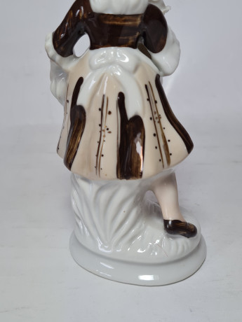 Фарфорвая статуэтка "Дама в бело-коричневом платье с цветком на руке", 17 x 7 см, Германия, 1960-70гг.