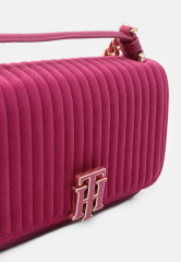 Tommy Hilfiger OUTLINE CROSSOVER Across body bag italian wine OUTLINE CROSSOVER Сумка через плечо итальянское вино