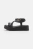 Tommy Hilfiger NEW FLATFORM STRAP Platform sandals black NEW FLATFORM STRAP Босоножки на платформе черный
