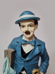 Статуэтка винтажная большая "Чарли Чаплин в сине-черно-белом костюме с чемоданом и тростью", 23,5см x 8см, Германия, 1960-70гг.