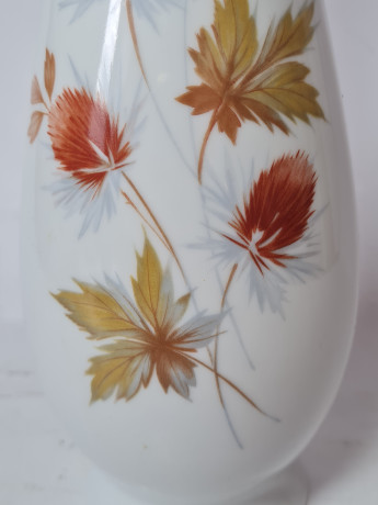 Royal Porzellan Bavaria KPM Белая фарфоровая ваза "Осенние листья", 29 x 9 см , Германия, 1960-70гг.