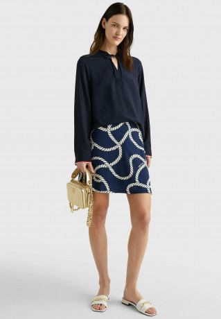 Tommy Hilfiger SIGNATURE TAPE REGULAR FIT Blouse desert sky SIGNATURE TAPE REGULAR FIT Блузка небо пустыни