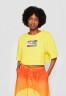 Tommy Hilfiger TOMMY HILFIGER X ANDY WARHOL FLAG CROPPED TEE Print T-shirt vivid yellow УКОРОЧЕННАЯ ФУТБОЛКА TOMMY HILFIGER X ANDY WARHOL FLAG Футболка с принтом ярко-желтый