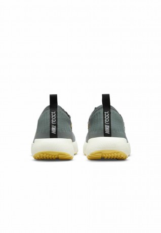 Nike Performance REACT ESCAPE Sneaker low cool grey wolf grey black metallic gold coin REACT ESCAPE Низкие кроссовки женские холодный серый волк серый черный металлик золотая монета