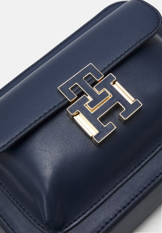 Tommy Hilfiger PUSHLOCK CAMERA BAG Across body bag space blue СУМКА ДЛЯ КАМЕРЫ PUSHLOCK Сумка через плечо космический синий