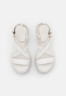Tommy Hilfiger NEW FLATFORM STRAP Platform sandals ecru NEW FLATFORM STRAP Босоножки на платформе экрю