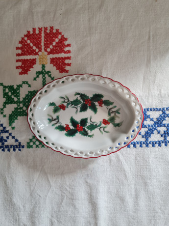 Reutter Овальное блюдо с резным краем "Красные ягоды", 13см x 9,5см, Германия, 1960-70гг.
