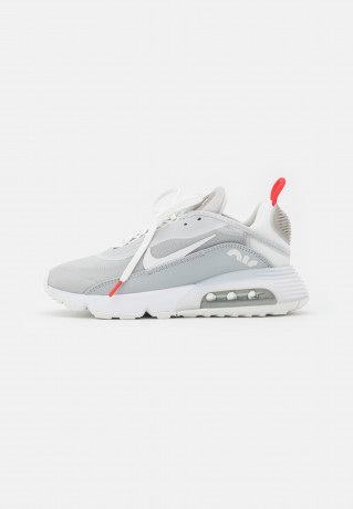 Nike Sportswear AIR MAX 2090 Sneaker low light smoke grey/summit white/grey fog/white/chile red AIR MAX 2090 Низкие кроссовки женские светло-дымчато-серый/вершинно-белый/серо-туманный/белый/чили-красный