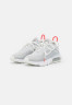 Nike Sportswear AIR MAX 2090 Sneaker low light smoke grey/summit white/grey fog/white/chile red AIR MAX 2090 Низкие кроссовки женские светло-дымчато-серый/вершинно-белый/серо-туманный/белый/чили-красный