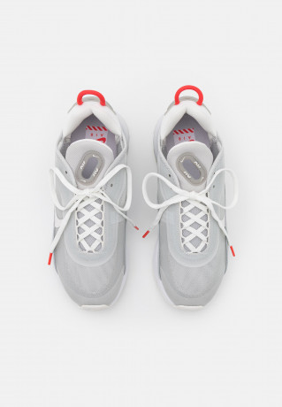 Nike Sportswear AIR MAX 2090 Sneaker low light smoke grey/summit white/grey fog/white/chile red AIR MAX 2090 Низкие кроссовки женские светло-дымчато-серый/вершинно-белый/серо-туманный/белый/чили-красный