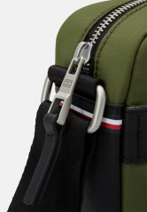Tommy Hilfiger ELEVATED CAMERA BAG UNISEX Across body bag mentor green EMEVATED CAMERA BAG UNISEX Сумка через плечо наставник зеленый