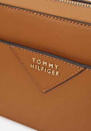 Tommy Hilfiger PUSHLOCK CAMERA BAG Across body bag tan СУМКА ДЛЯ КАМЕРЫ PUSHLOCK Сумка через плечо загар