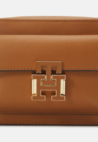 Tommy Hilfiger PUSHLOCK CAMERA BAG Across body bag tan СУМКА ДЛЯ КАМЕРЫ PUSHLOCK Сумка через плечо загар