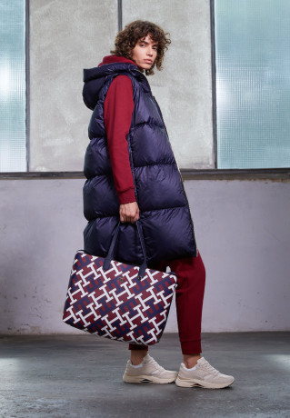 Tommy Hilfiger Monogram Iconic  Across body bag corporate mix Monogram Iconic — сумка через плечо корпоративный микс