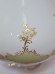 Ваза винтажная белая фарфоровая Lindner с цветочным декором и позолотой, 20 x 11 см, Германия, 1960-70гг.