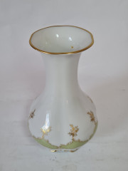 Ваза винтажная белая фарфоровая Lindner с цветочным декором и позолотой, 20 x 11 см, Германия, 1960-70гг.