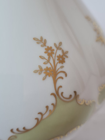 Ваза винтажная белая фарфоровая Lindner с цветочным декором и позолотой, 20 x 11 см, Германия, 1960-70гг.