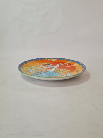 Художественная декоративная тарелка винтажная Imperial Jingdezhen Poreclain, Императорский фарфор, разноцветный декор "Девушка в национальном костюме", в заводской коробке, 22 см, Китай, 1990г.