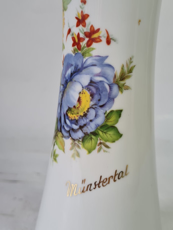 Ваза винтажная Waldershof Bavaria, белый фарфор с обильным ярким цветочным декором и позолотой 22К, 26 x 9 см, Германия, 1960-70гг.