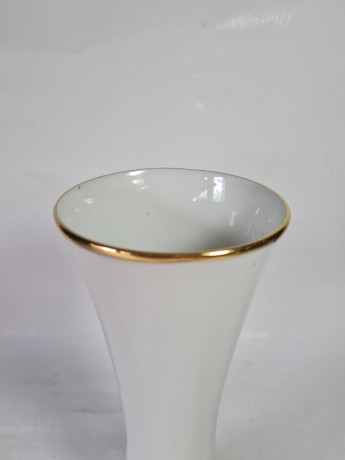 Ваза винтажная Waldershof Bavaria, белый фарфор с обильным ярким цветочным декором и позолотой 22К, 26 x 9 см, Германия, 1960-70гг.