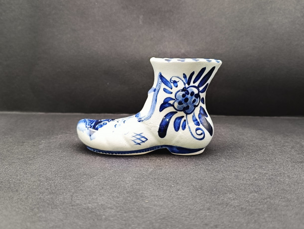 Статуэтка винтажная Delft Blue "Голландский сапог" с цветочным декором и мельницей, ручная роспись, фарфор, 11 х 7 см, Голландия, 1960-70гг.