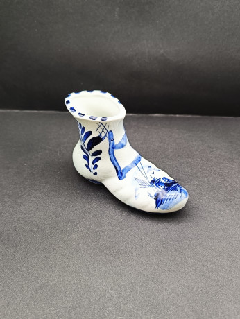 Статуэтка винтажная Delft Blue "Голландский сапог" с цветочным декором и мельницей, ручная роспись, фарфор, 11 х 7 см, Голландия, 1960-70гг.